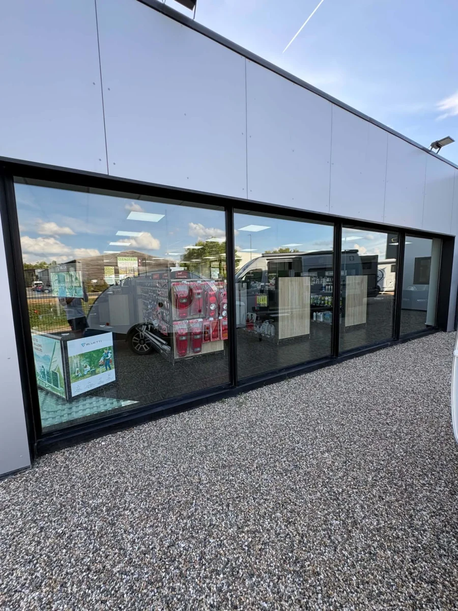 Baies vitrées d’un commerce nettoyées par CleanTeam C&G